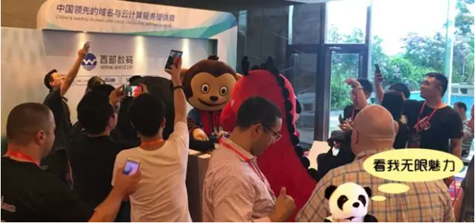 西部數(shù)碼展臺(tái)人山人海 西部數(shù)碼展臺(tái)人山人海